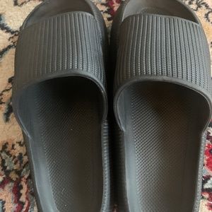 PILLOW slide flip flops, BRAND NEW, size 8